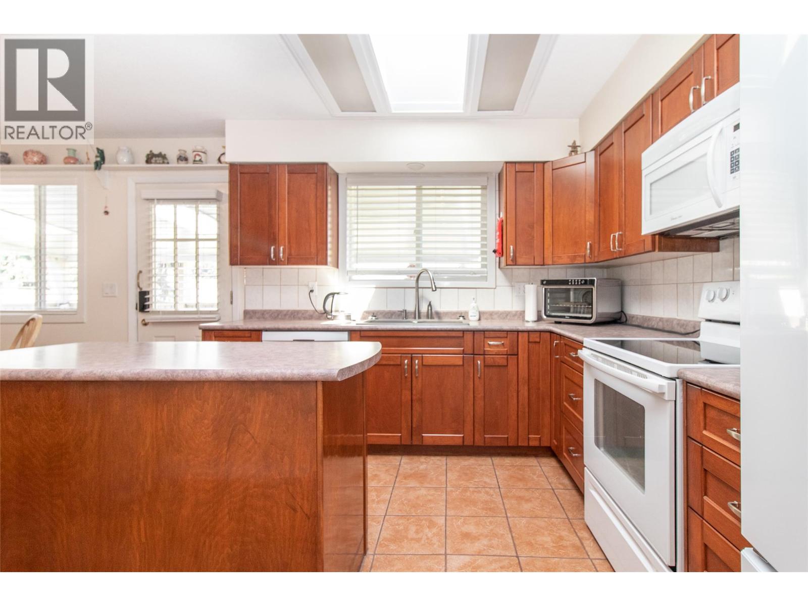 210 Wallace Road, Kelowna, British Columbia  V1X 4T1 - Photo 12 - 10396692