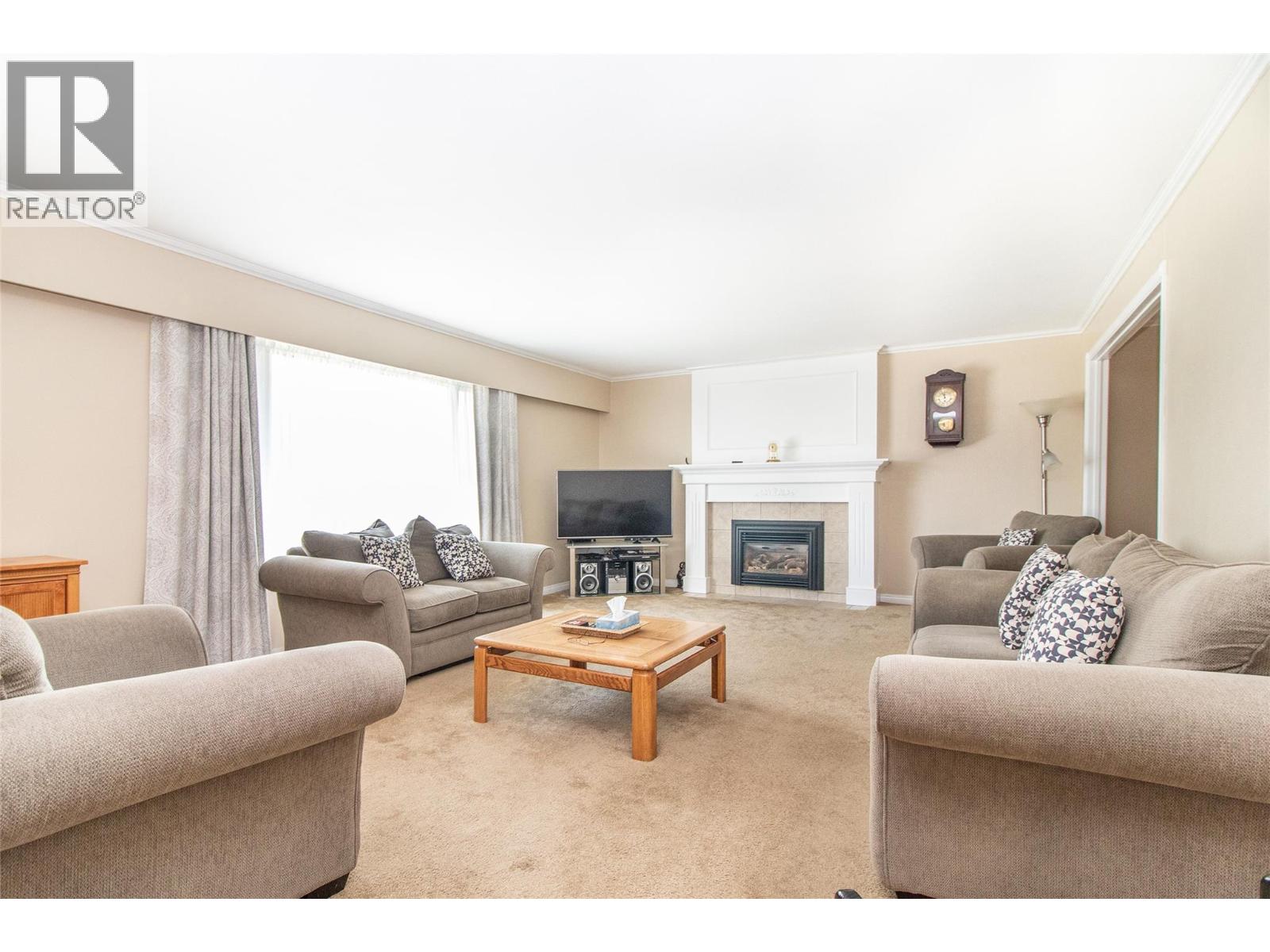 210 Wallace Road, Kelowna, British Columbia  V1X 4T1 - Photo 2 - 10396692