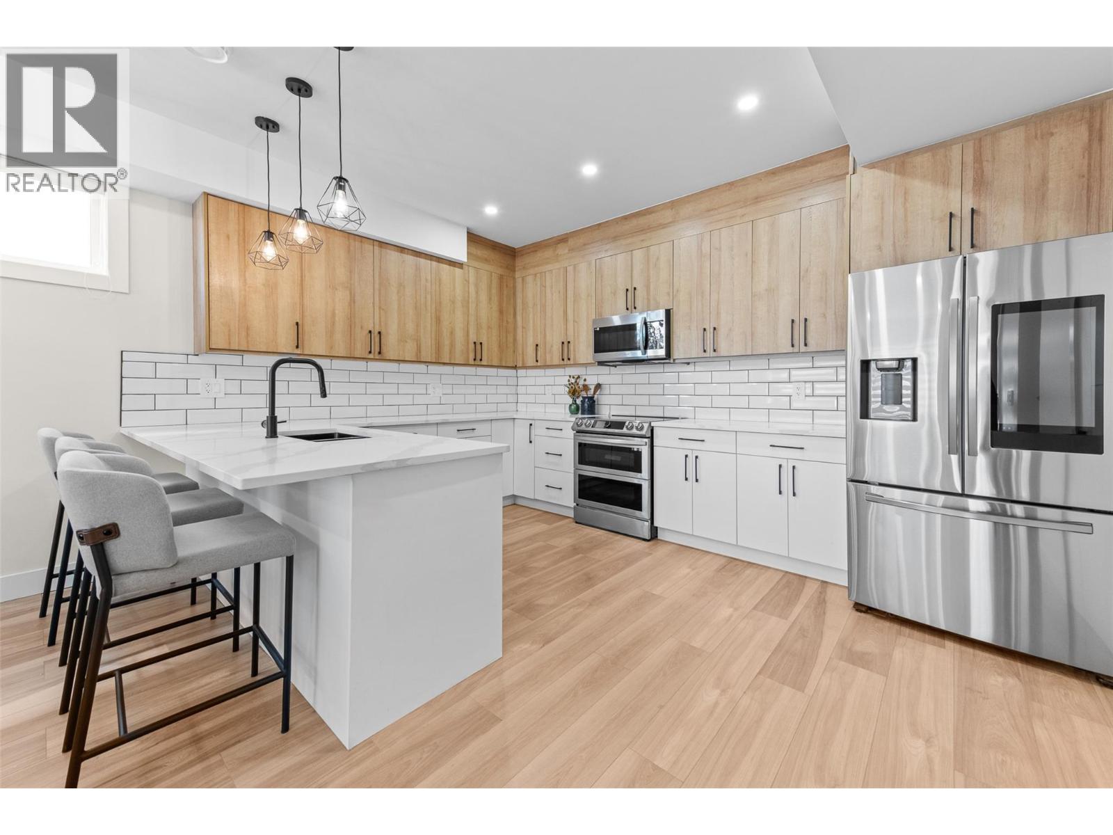 1034 Martin Avenue Unit# 4, Kelowna, British Columbia  V1Y 6V5 - Photo 2 - 10396711