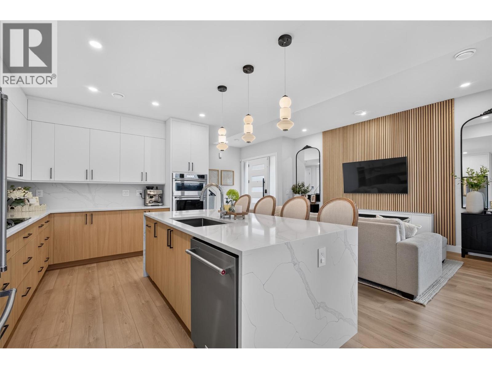 707 Raymer Road, Kelowna, British Columbia  V1W 1H6 - Photo 1 - 10396474