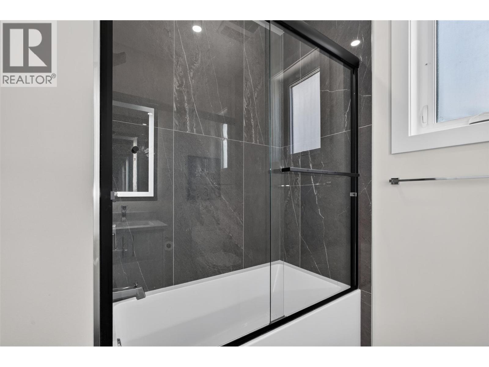 707 Raymer Road, Kelowna, British Columbia  V1W 1H6 - Photo 35 - 10396474