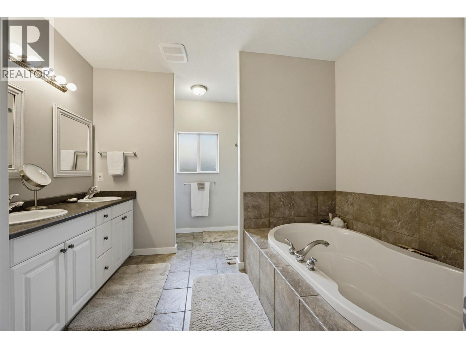 3744 Navatanee Drive, Kamloops, British Columbia  V2H 1S1 - Photo 10 - 10396748