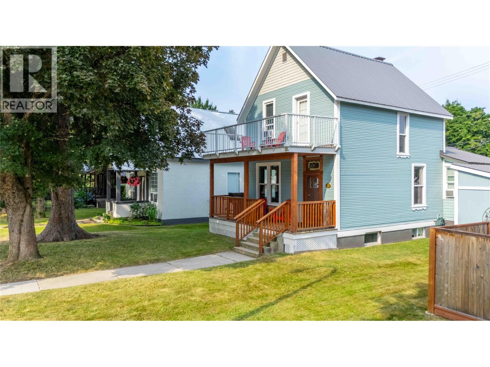 509 Mackenzie Avenue, Revelstoke, British Columbia  V0E 2S0 - Photo 1 - 10396798