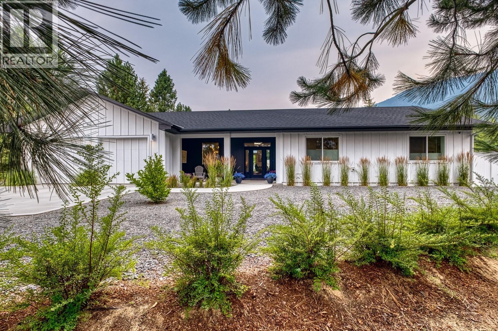 1217 Mcphee Road, Castlegar, British Columbia  V1N 4L8 - Photo 1 - 10396697