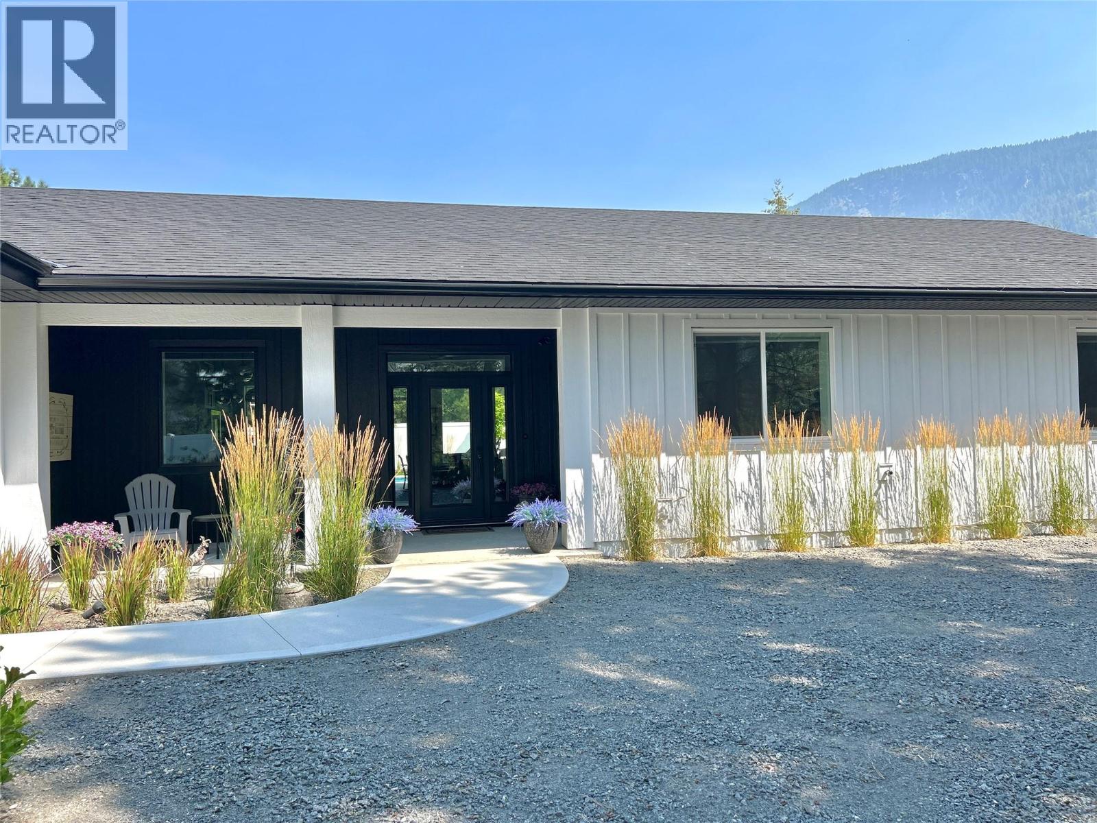 1217 Mcphee Road, Castlegar, British Columbia  V1N 4L8 - Photo 8 - 10396697