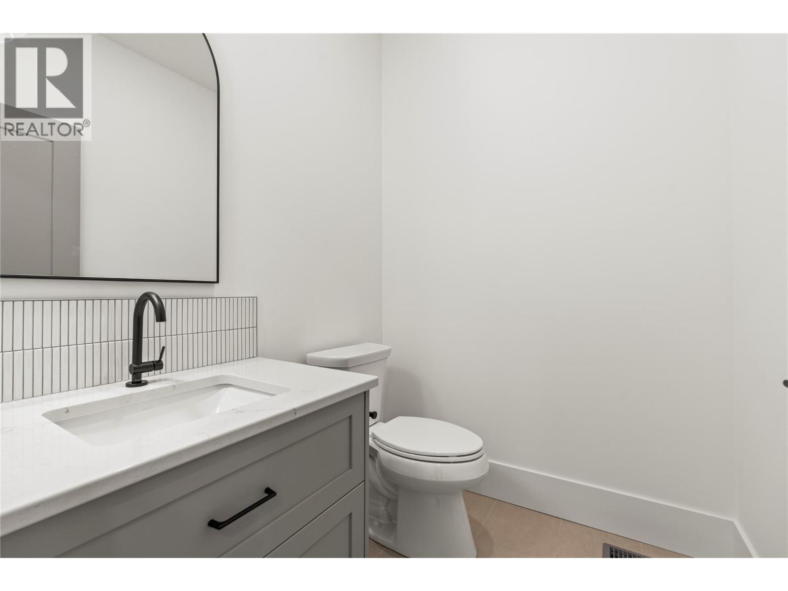 7060 Manning Place, Vernon, British Columbia  V1B 0B6 - Photo 5 - 10396855