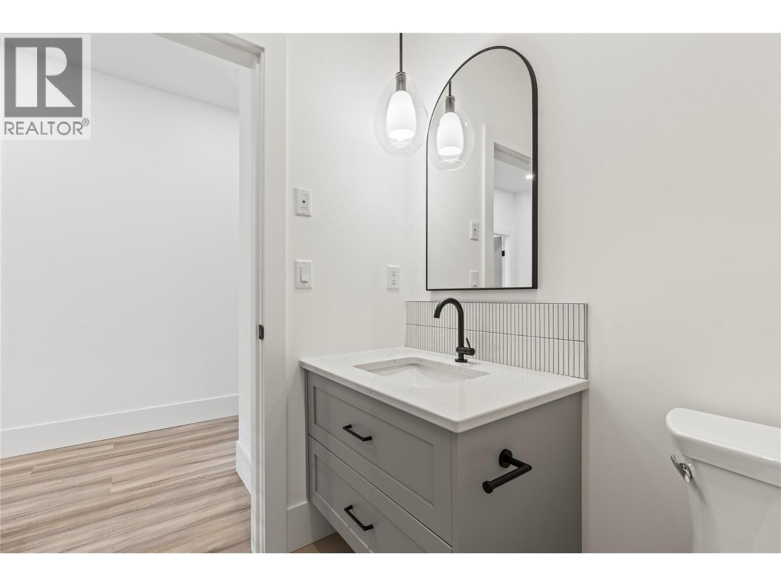 7060 Manning Place, Vernon, British Columbia  V1B 0B6 - Photo 6 - 10396855