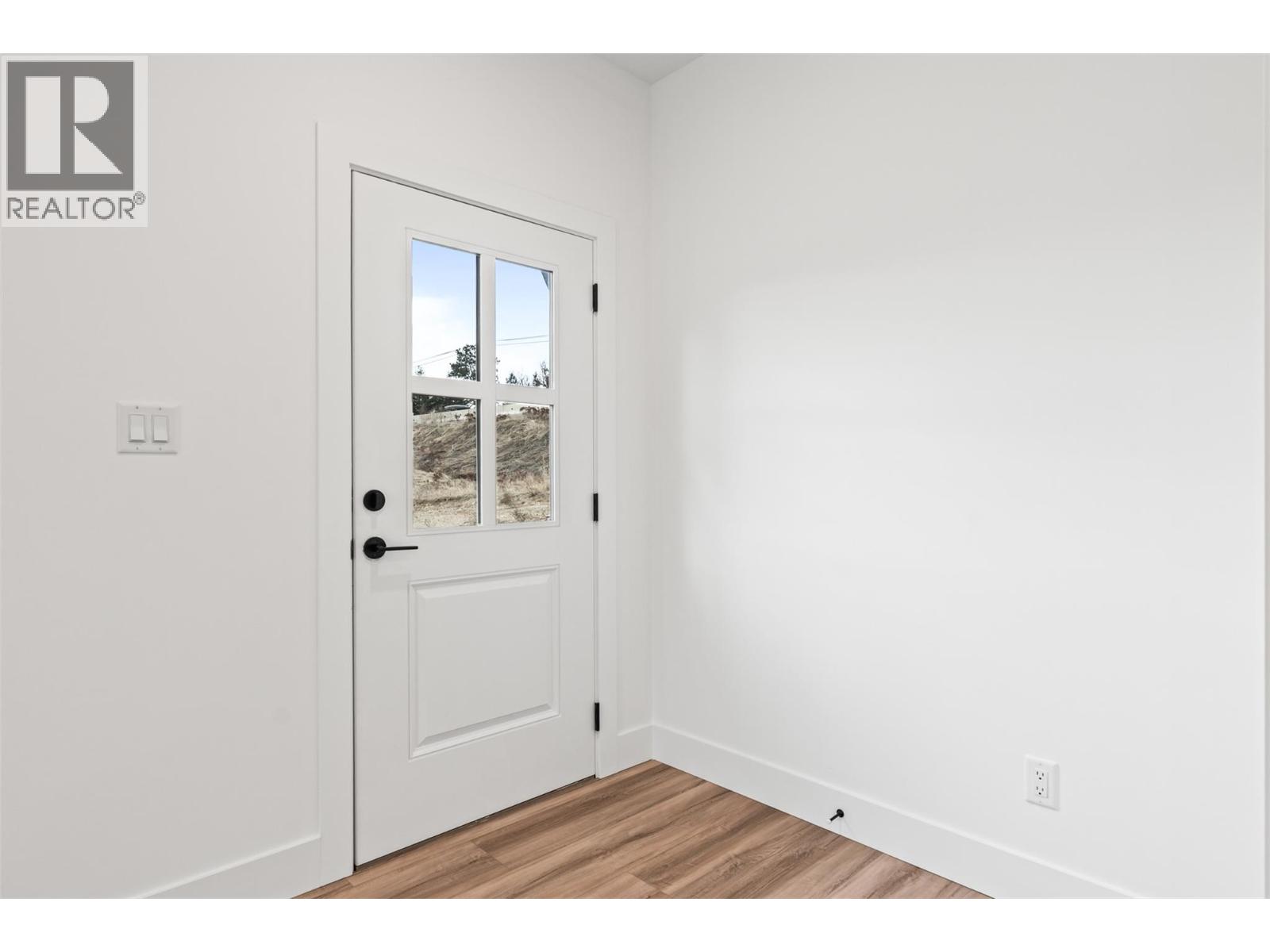 7005 Manning Place, Vernon, British Columbia  V1B 0B6 - Photo 2 - 10396995
