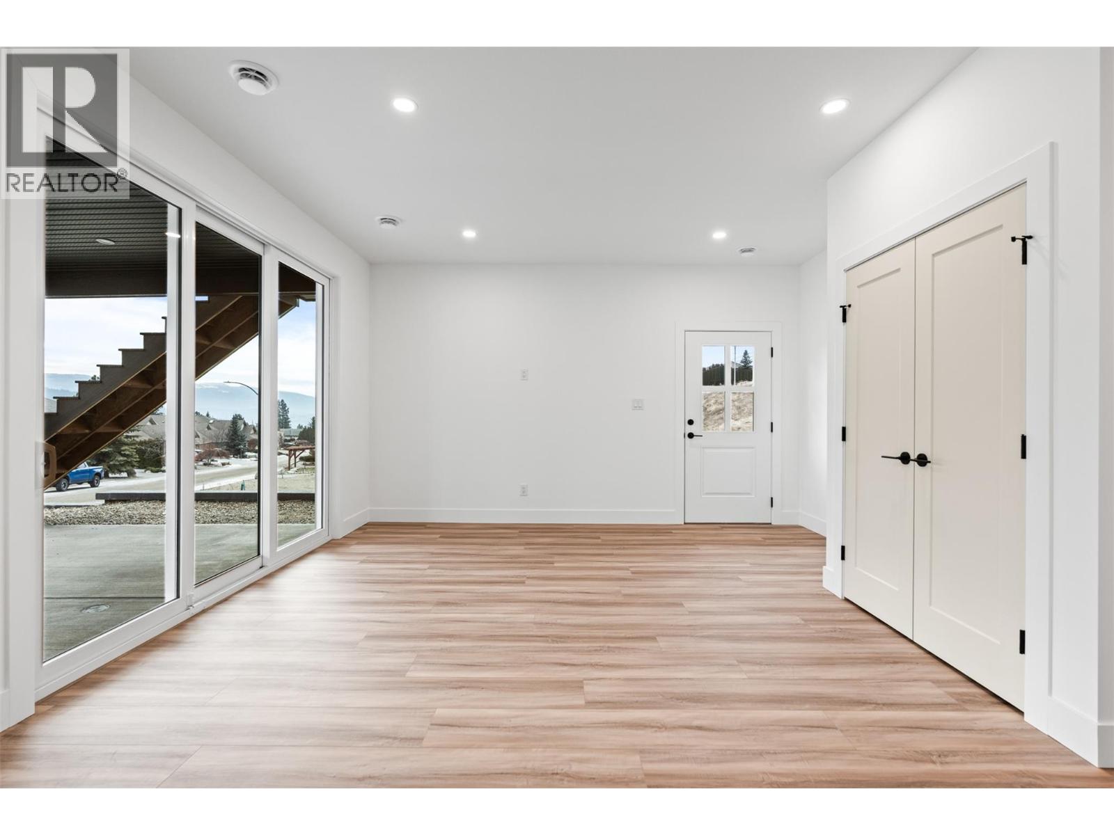 7005 Manning Place, Vernon, British Columbia  V1B 0B6 - Photo 4 - 10396995