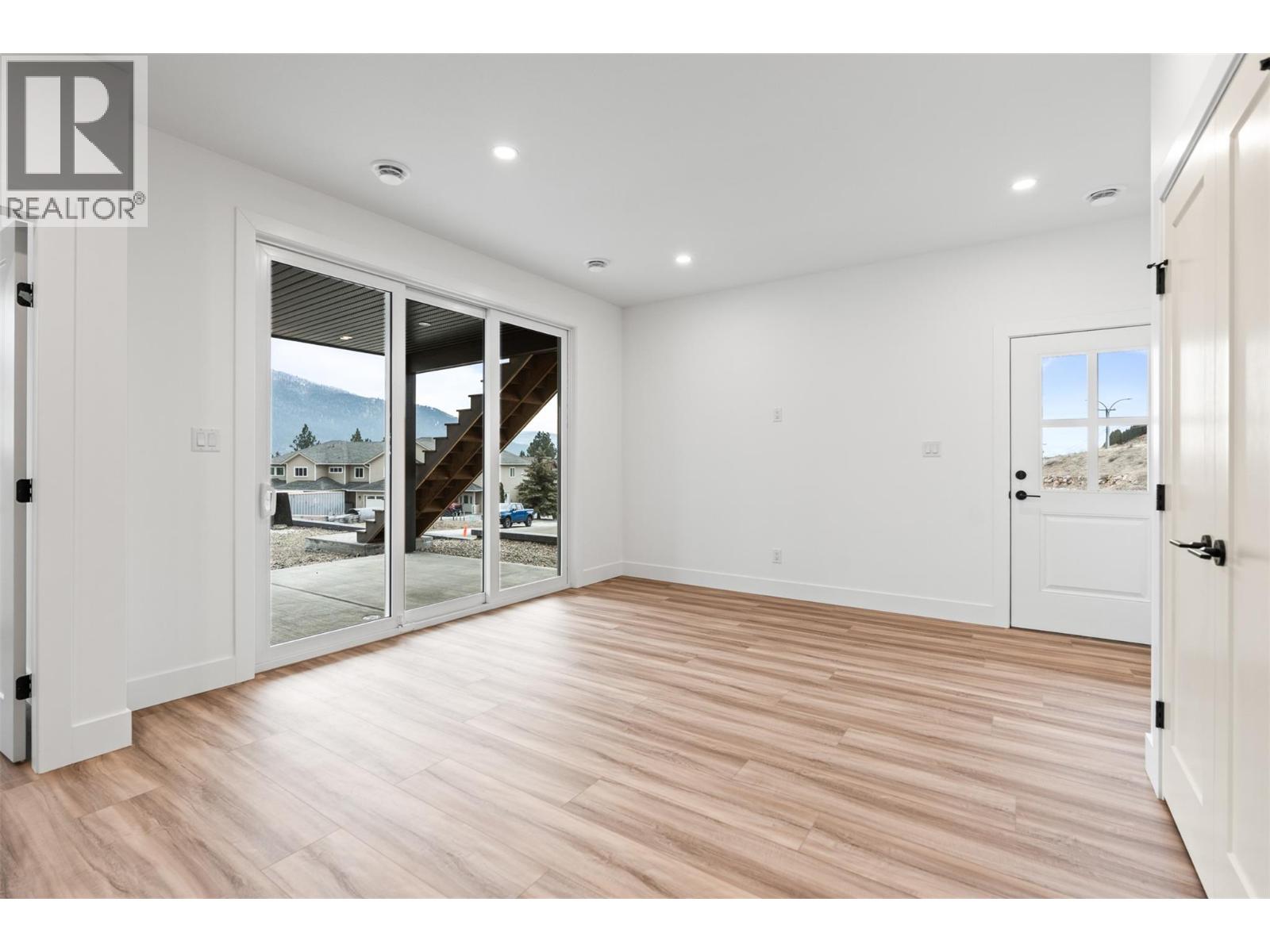 7005 Manning Place, Vernon, British Columbia  V1B 0B6 - Photo 5 - 10396995