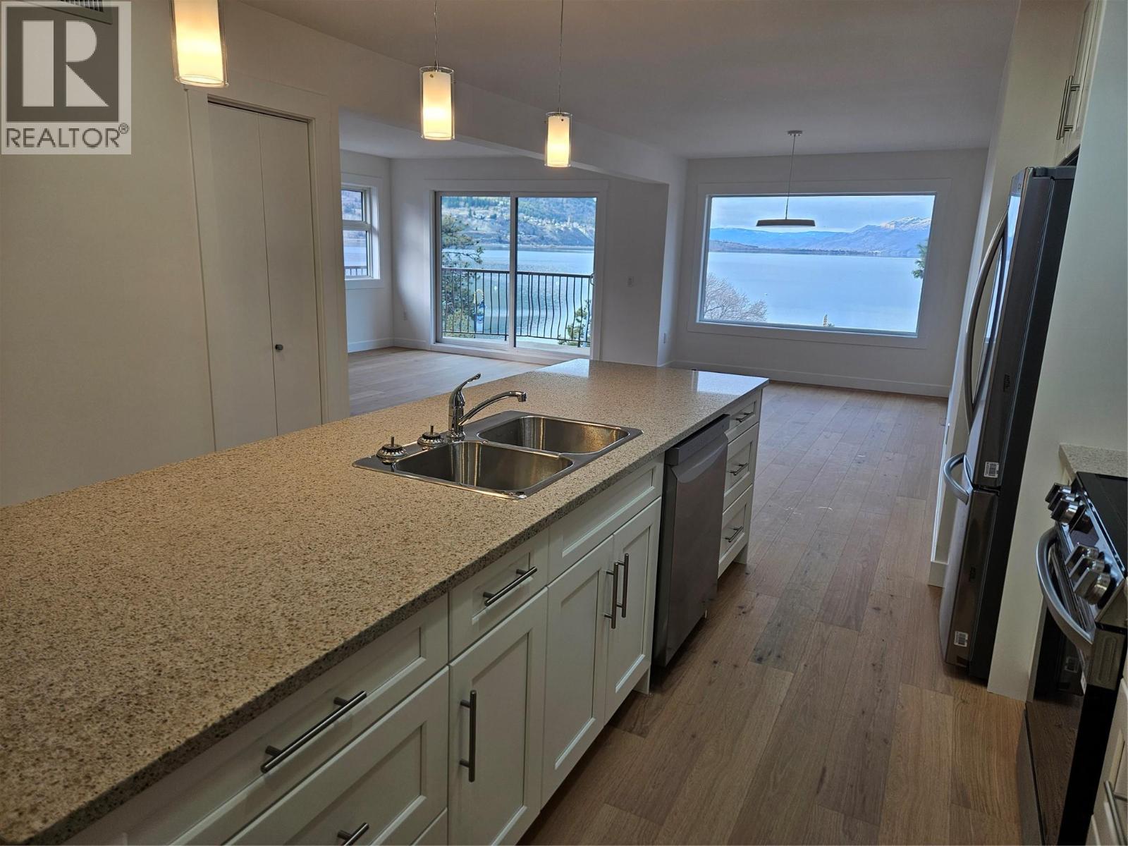 578 Lakeshore Drive Unit# 402, Penticton, British Columbia  V2A 1B9 - Photo 2 - 10397103