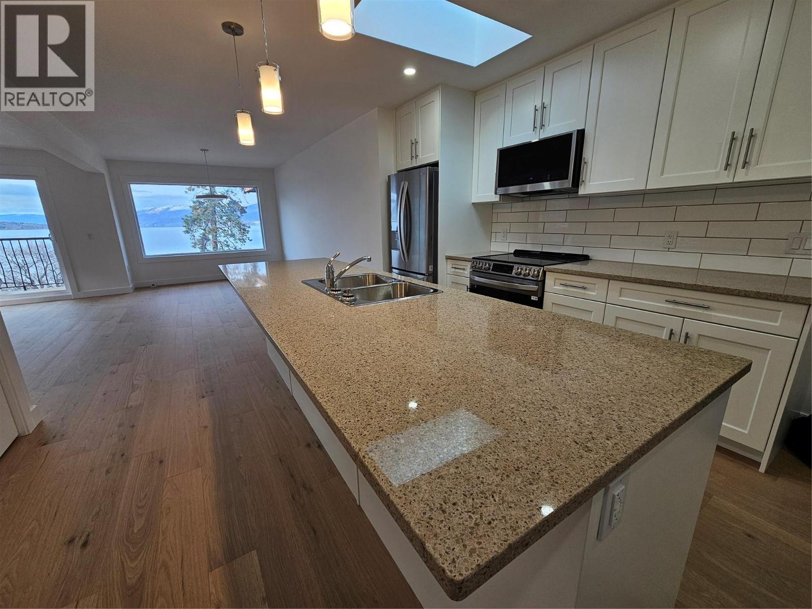 578 Lakeshore Drive Unit# 402, Penticton, British Columbia  V2A 1B9 - Photo 3 - 10397103