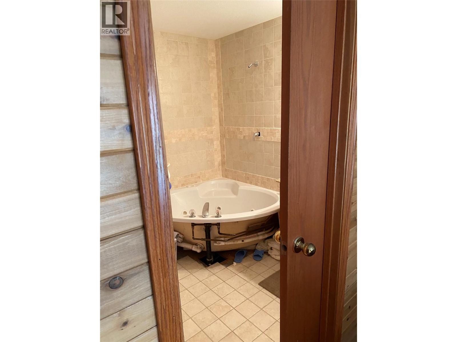 7475 Anglemont Way, Anglemont, British Columbia  V0E 1M8 - Photo 10 - 10396948