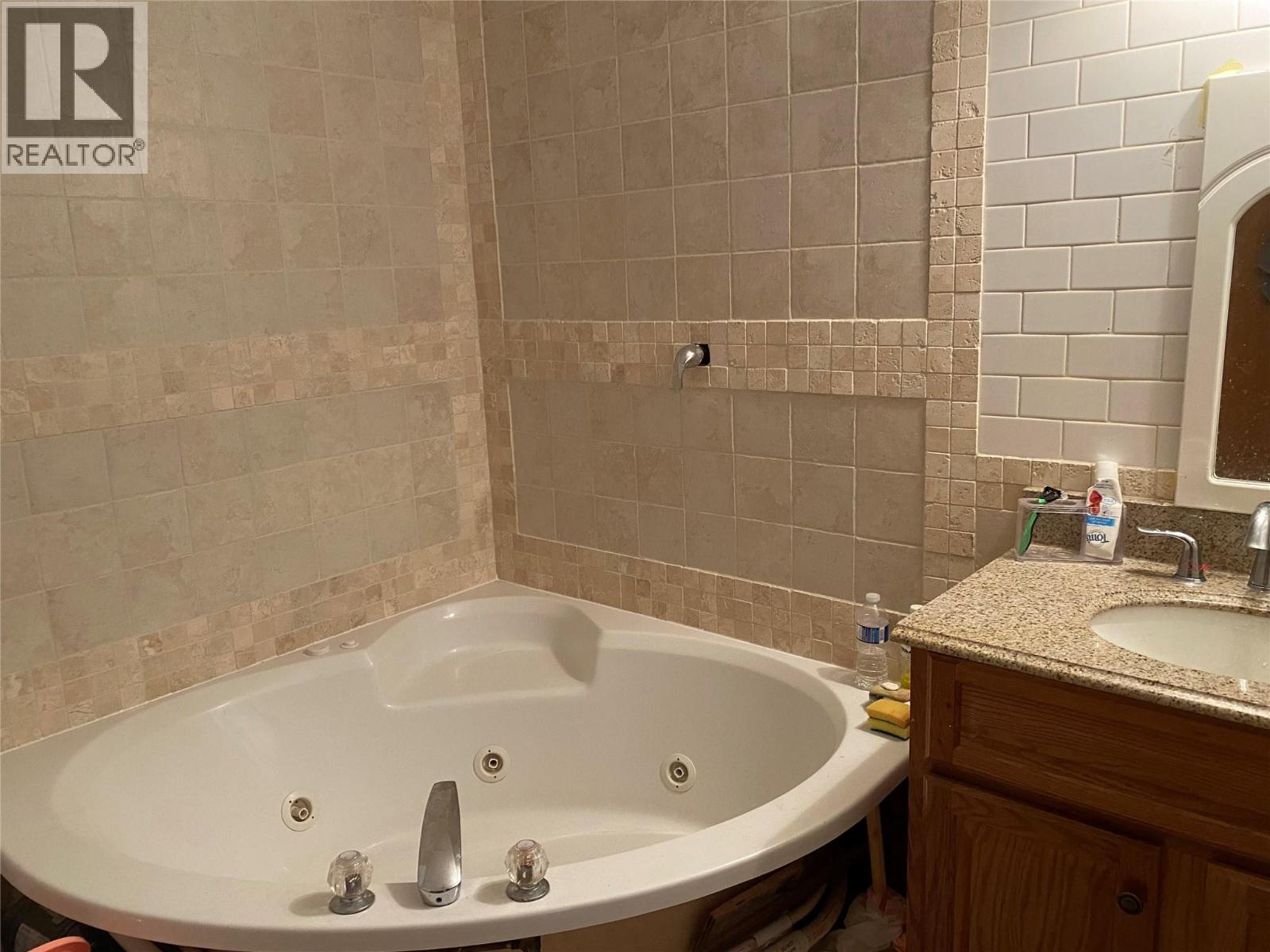 7475 Anglemont Way, Anglemont, British Columbia  V0E 1M8 - Photo 11 - 10396948