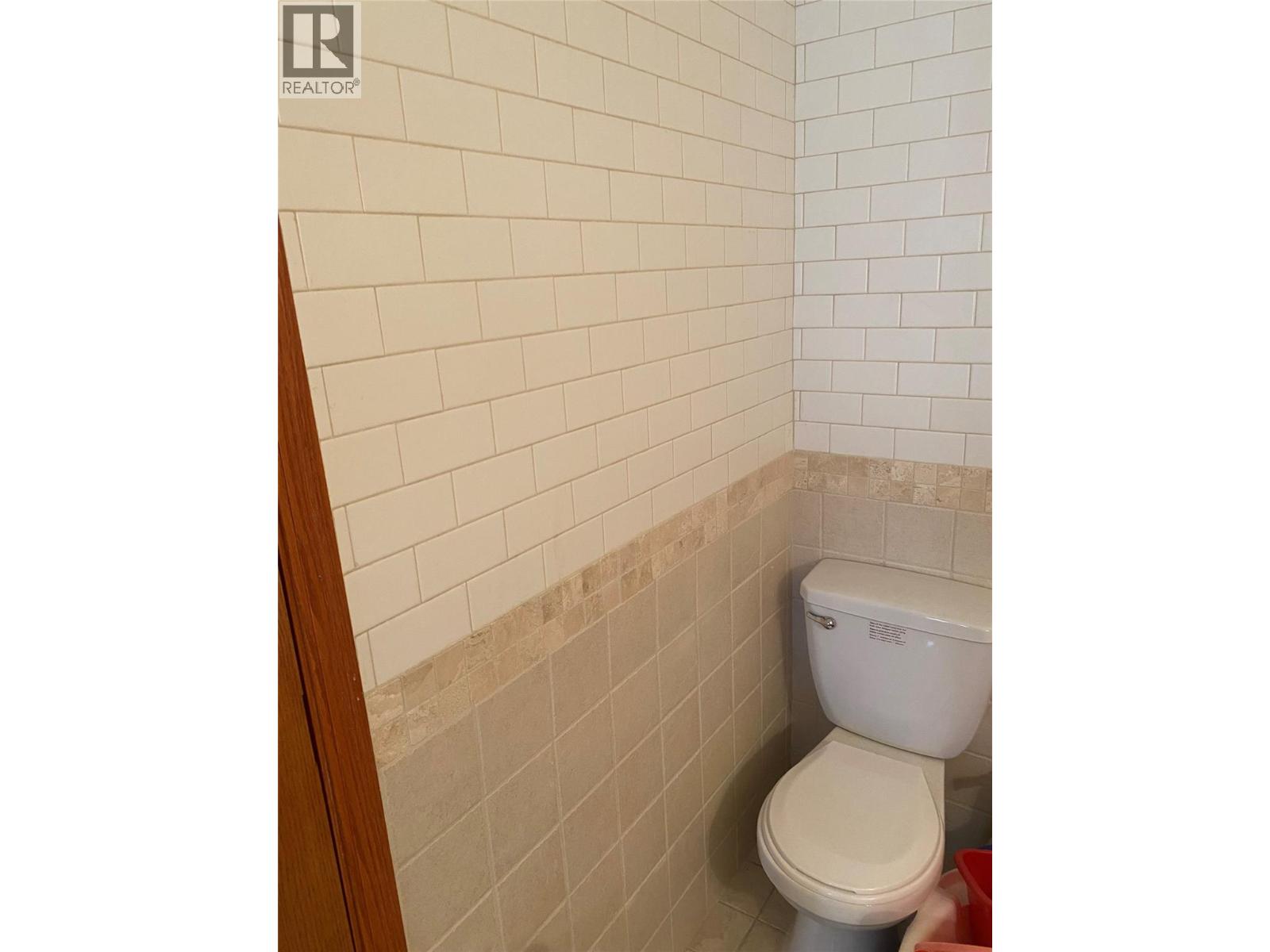 7475 Anglemont Way, Anglemont, British Columbia  V0E 1M8 - Photo 12 - 10396948