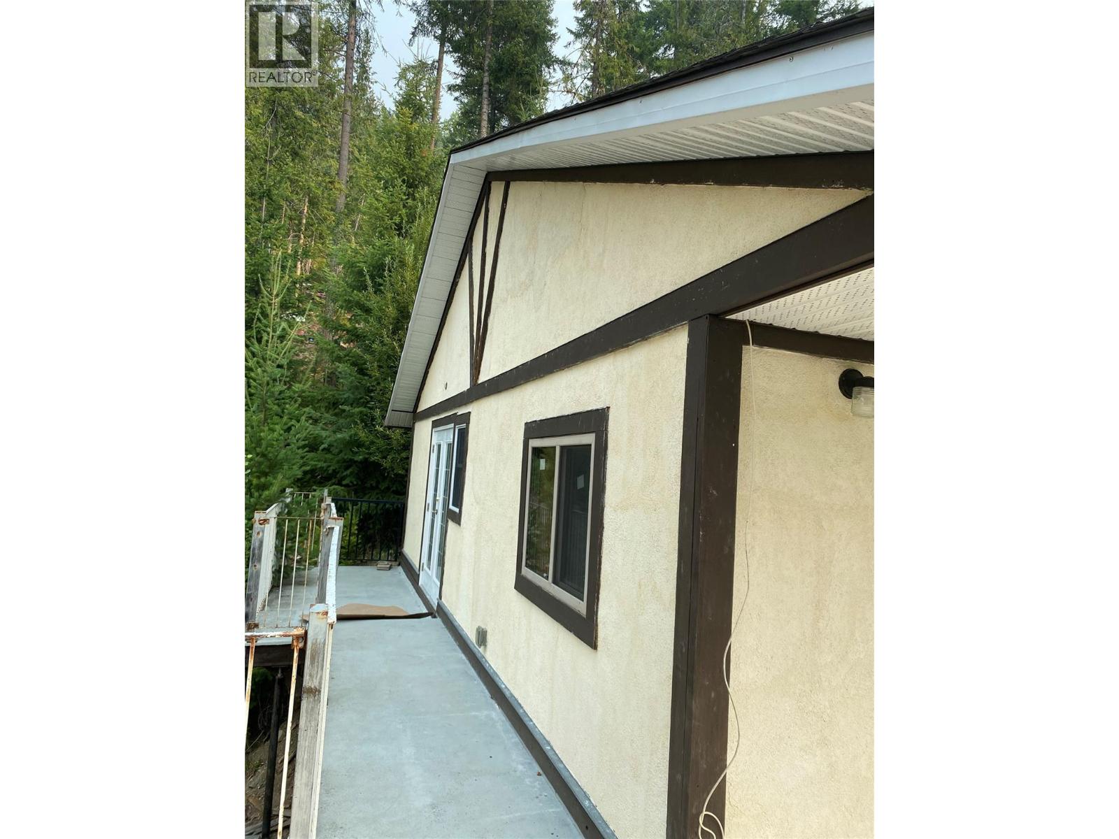 7475 Anglemont Way, Anglemont, British Columbia  V0E 1M8 - Photo 16 - 10396948