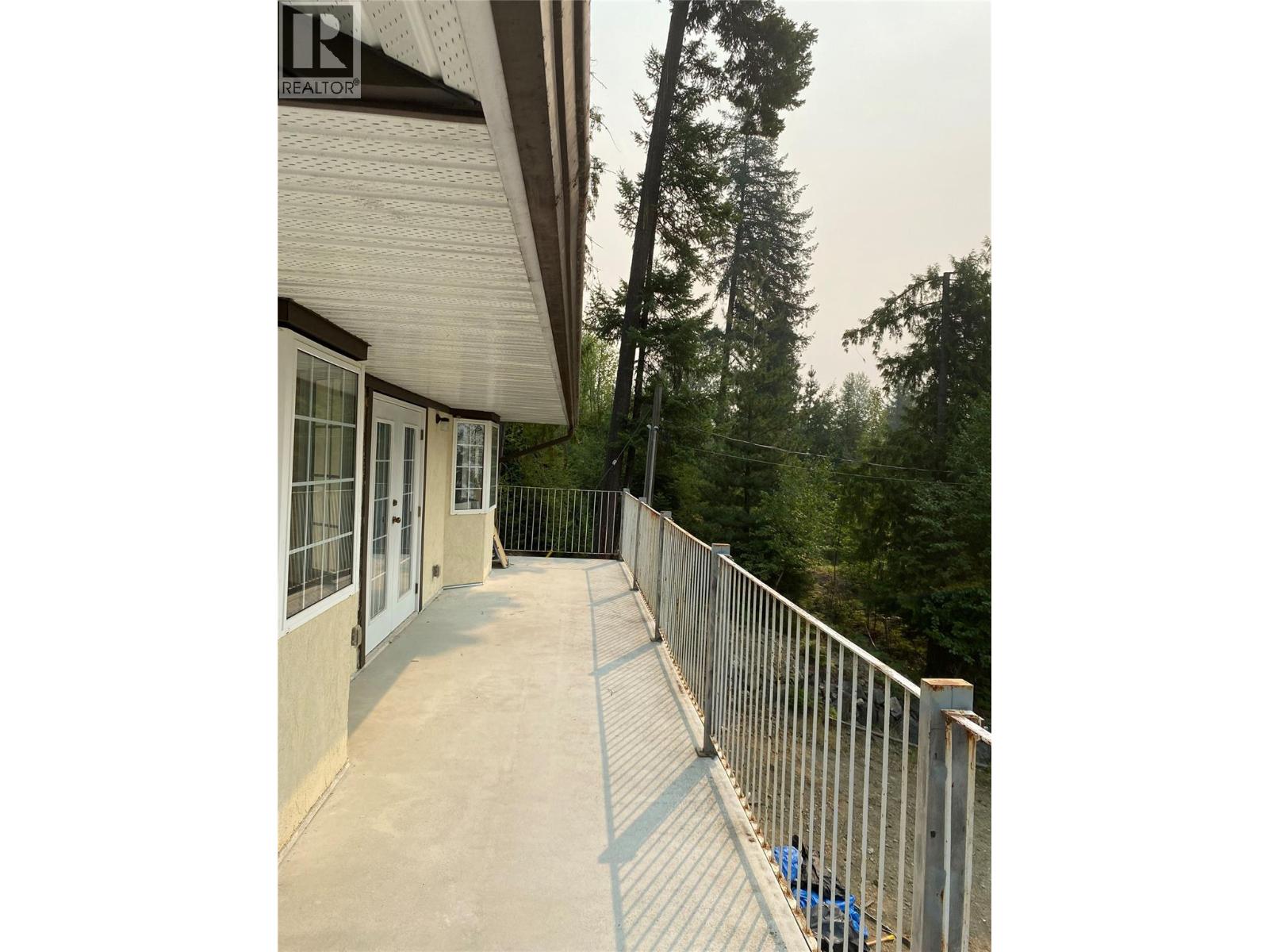 7475 Anglemont Way, Anglemont, British Columbia  V0E 1M8 - Photo 17 - 10396948