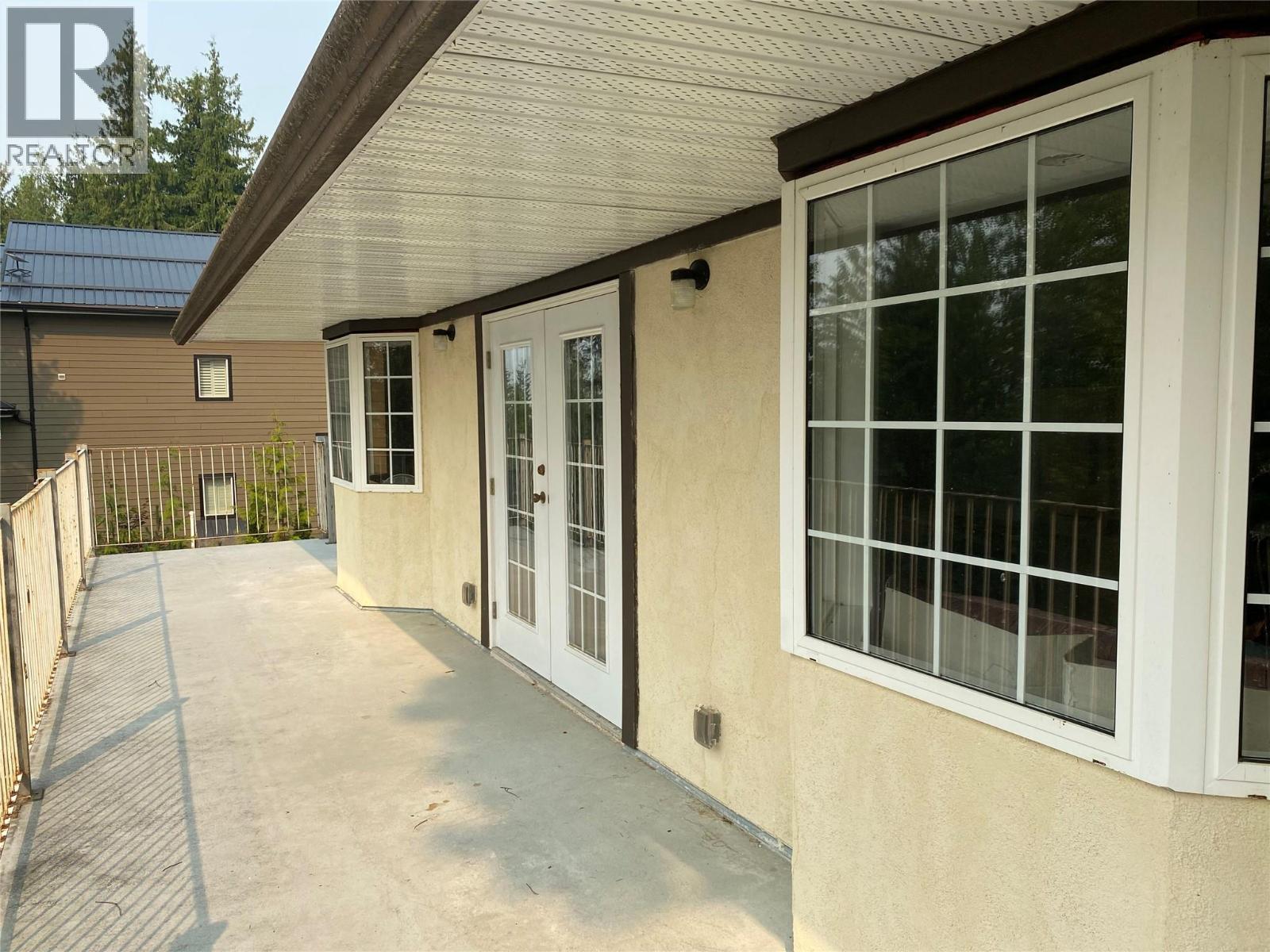 7475 Anglemont Way, Anglemont, British Columbia  V0E 1M8 - Photo 18 - 10396948