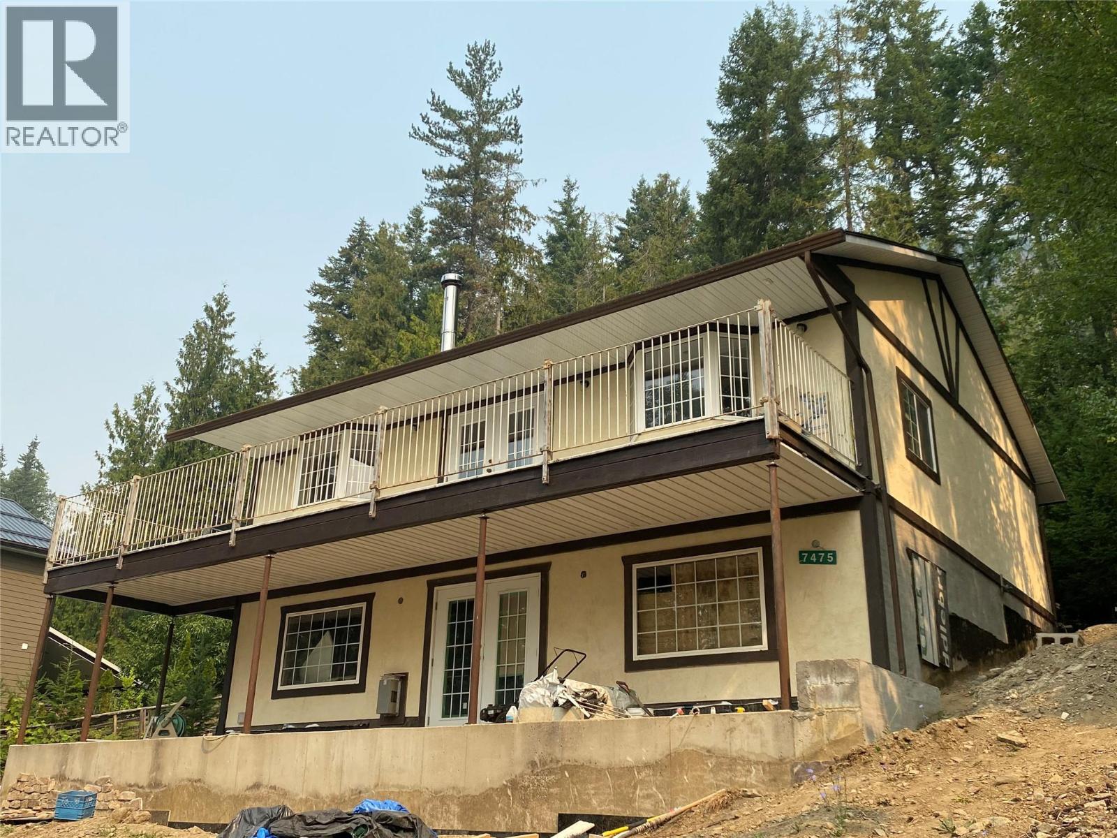 7475 Anglemont Way, Anglemont, British Columbia  V0E 1M8 - Photo 2 - 10396948