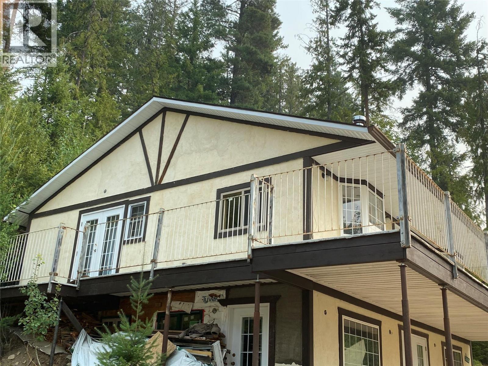 7475 Anglemont Way, Anglemont, British Columbia  V0E 1M8 - Photo 3 - 10396948
