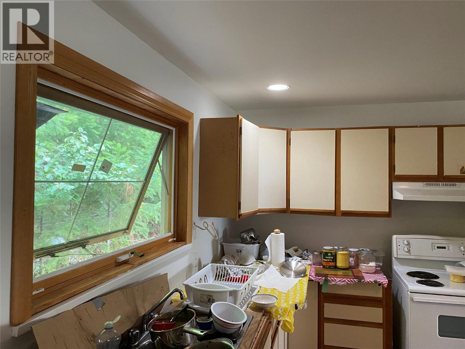 7475 Anglemont Way, Anglemont, British Columbia  V0E 1M8 - Photo 4 - 10396948