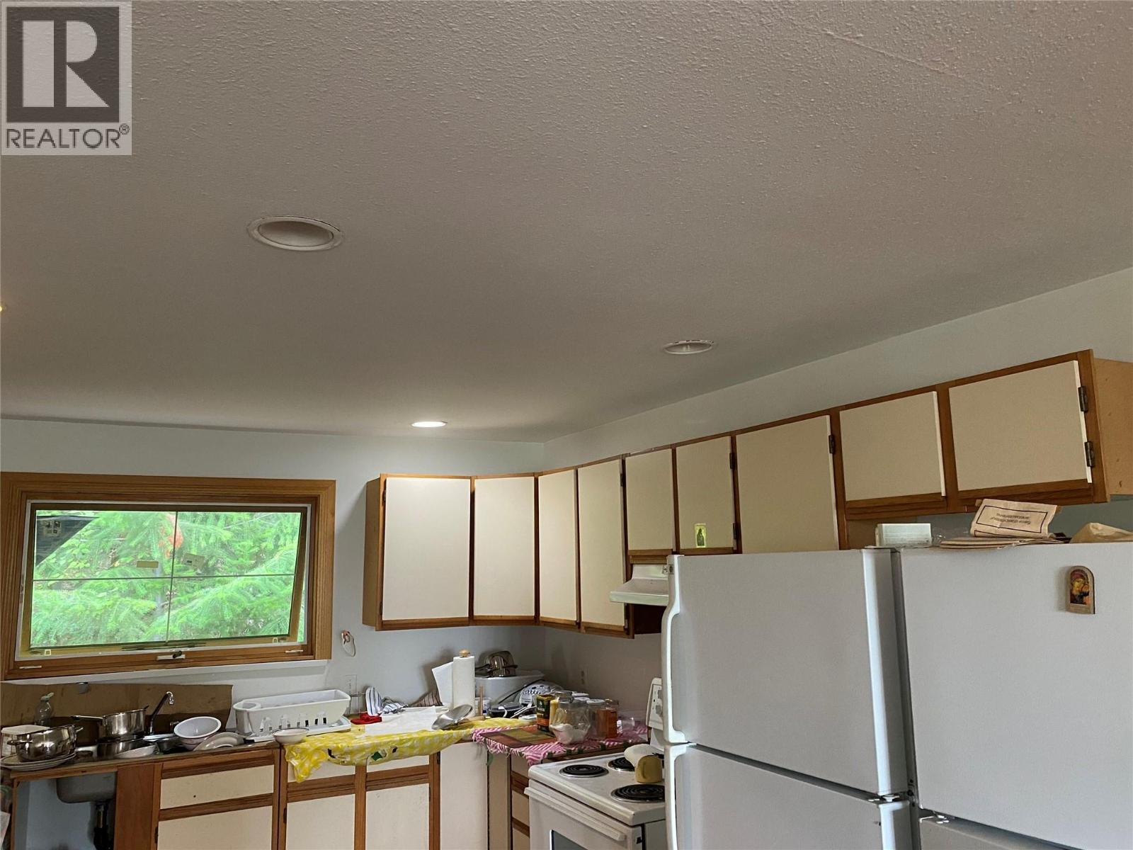 7475 Anglemont Way, Anglemont, British Columbia  V0E 1M8 - Photo 6 - 10396948