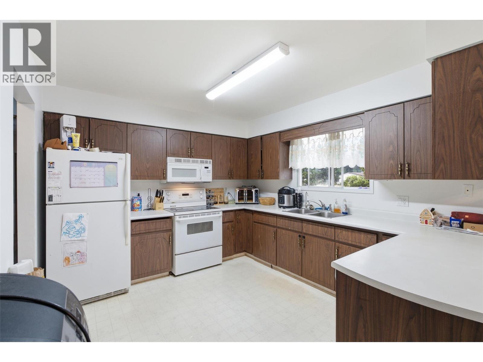 2475 Irvine Avenue, Merritt, British Columbia  V1K 1H4 - Photo 6 - 10397126