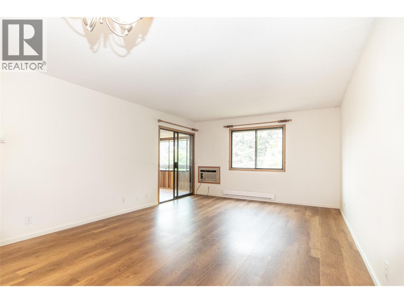 1075 Bernard Avenue Unit# 303, Kelowna, British Columbia  V1Y 6P7 - Photo 3 - 10397114