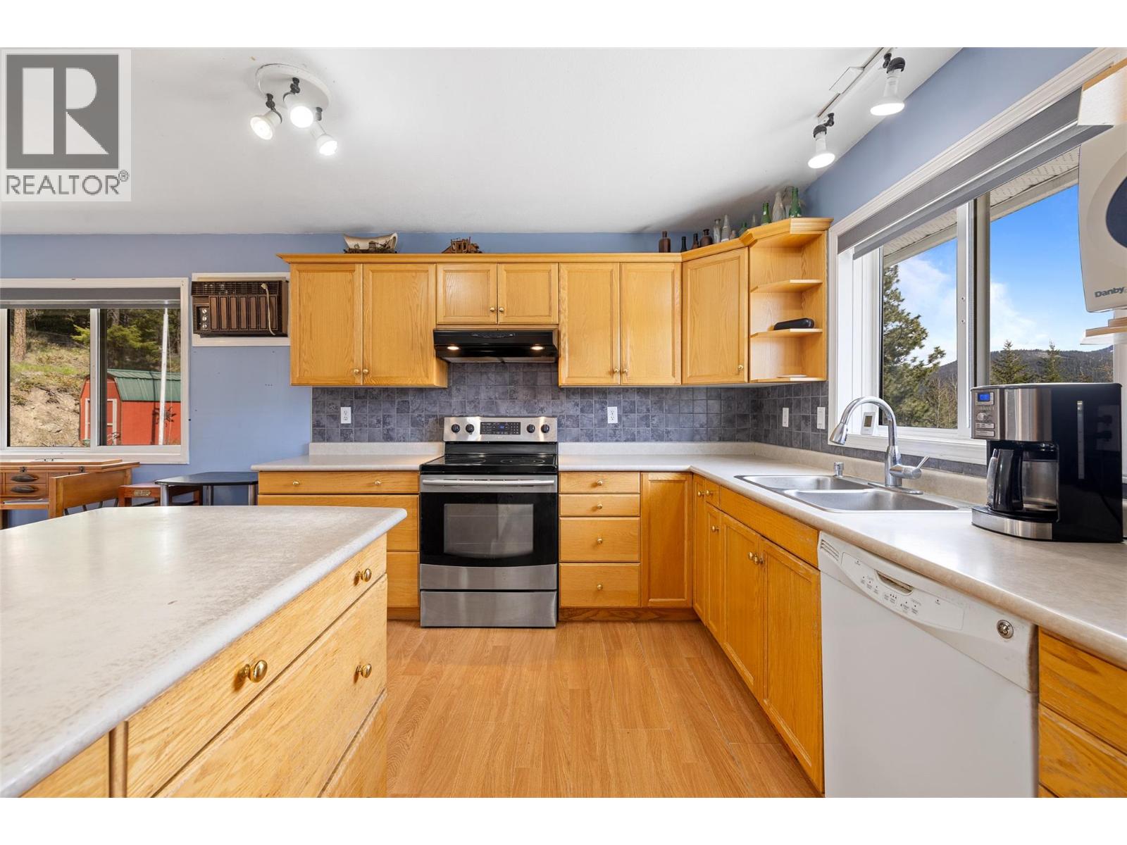 7114 Goshawk Road, Kelowna, British Columbia  V1P 1H9 - Photo 5 - 10397169