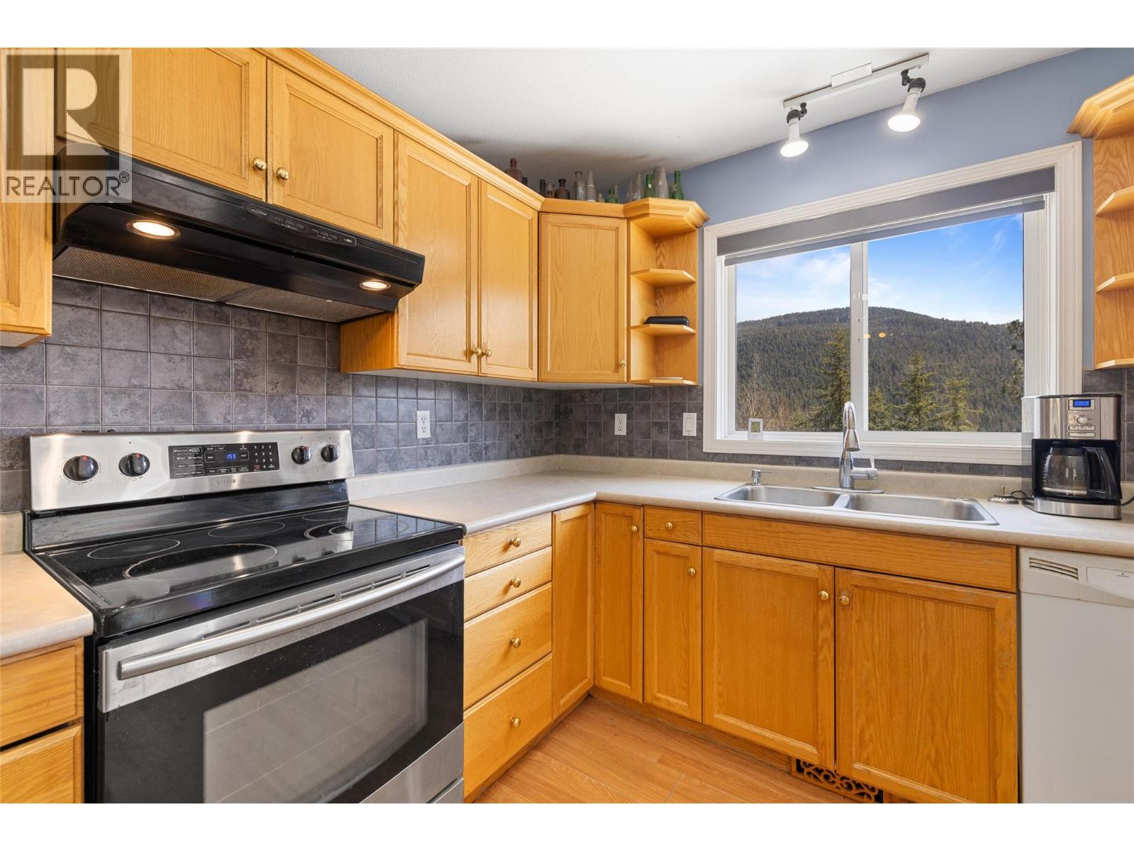 7114 Goshawk Road, Kelowna, British Columbia  V1P 1H9 - Photo 7 - 10397169