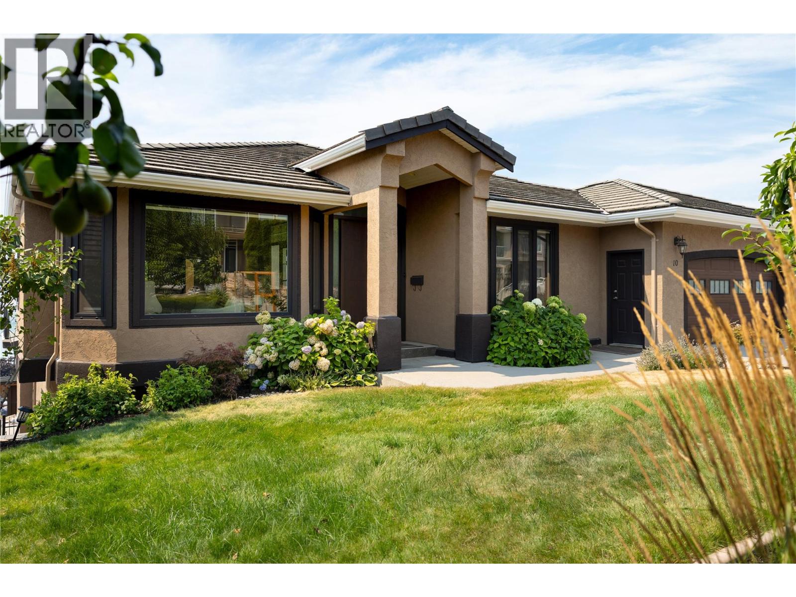 10 Bayview Heights, Coldstream, British Columbia  V1B 2B9 - Photo 2 - 10397134