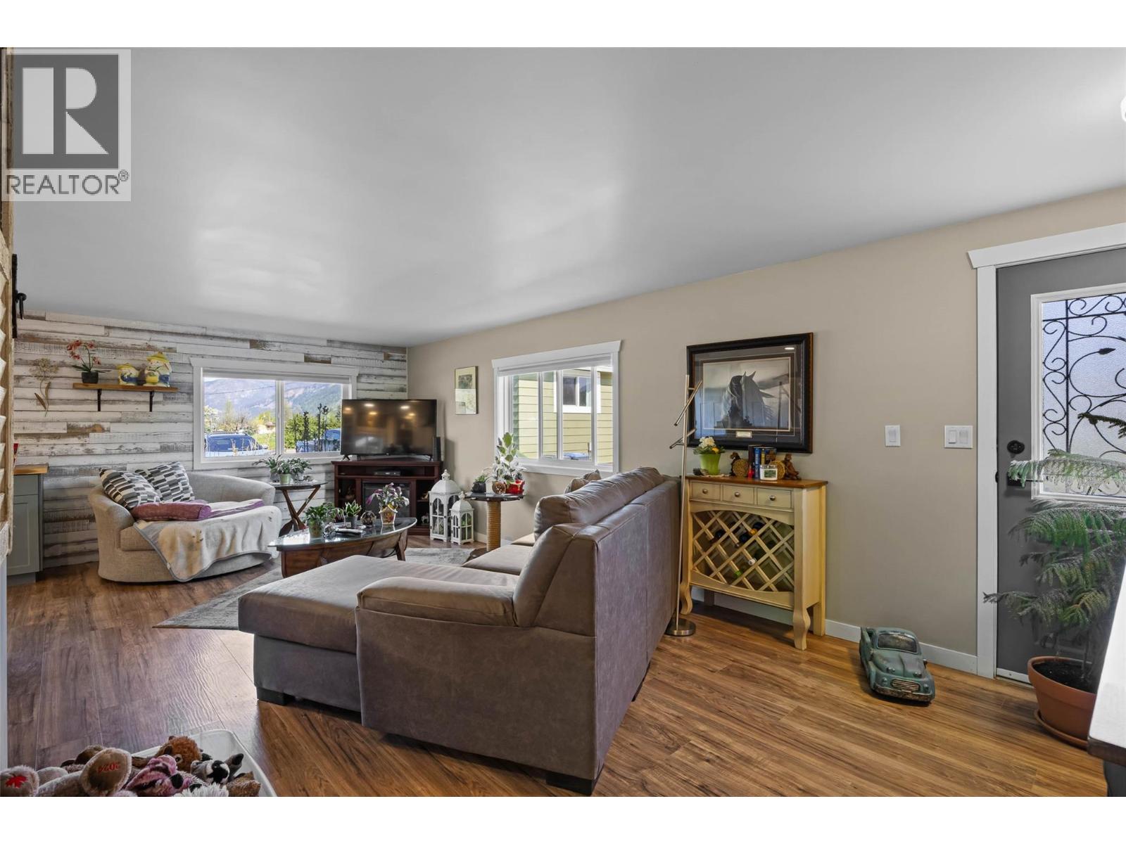 518 Pine Street, Chase, British Columbia  V0E 1M0 - Photo 2 - 10396989