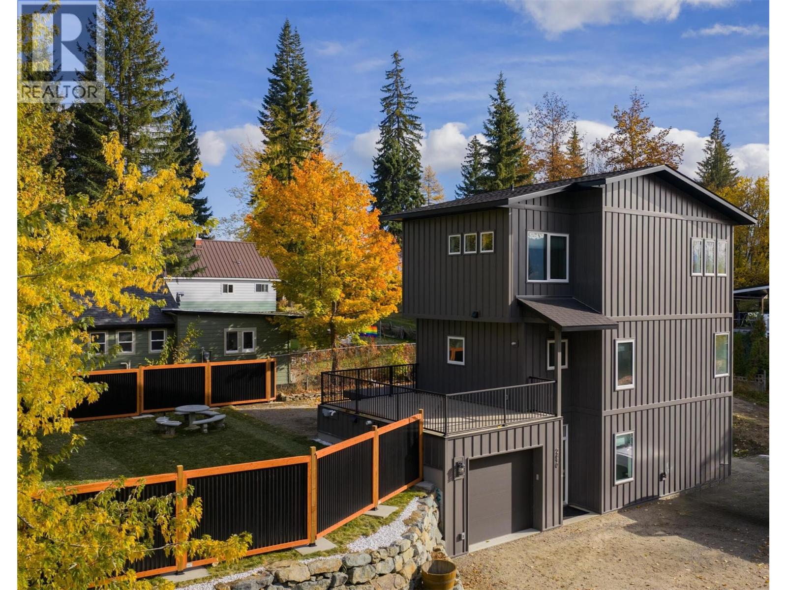 2690 Monte Christo Street, Rossland, British Columbia  V0G 1Y0 - Photo 1 - 10397201