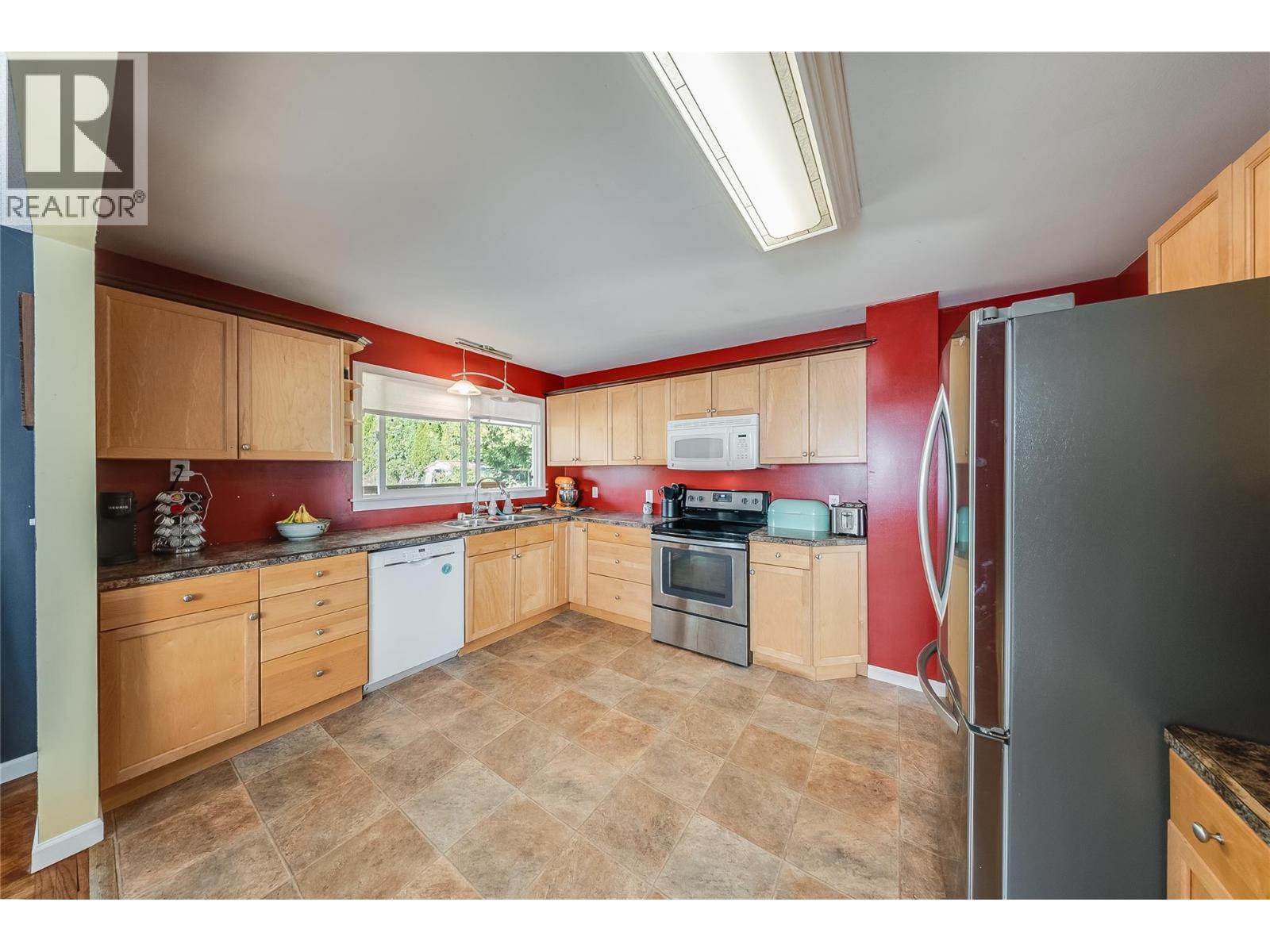 1684 Ridgewood Drive, Castlegar, British Columbia  V1N 2L7 - Photo 9 - 10397238