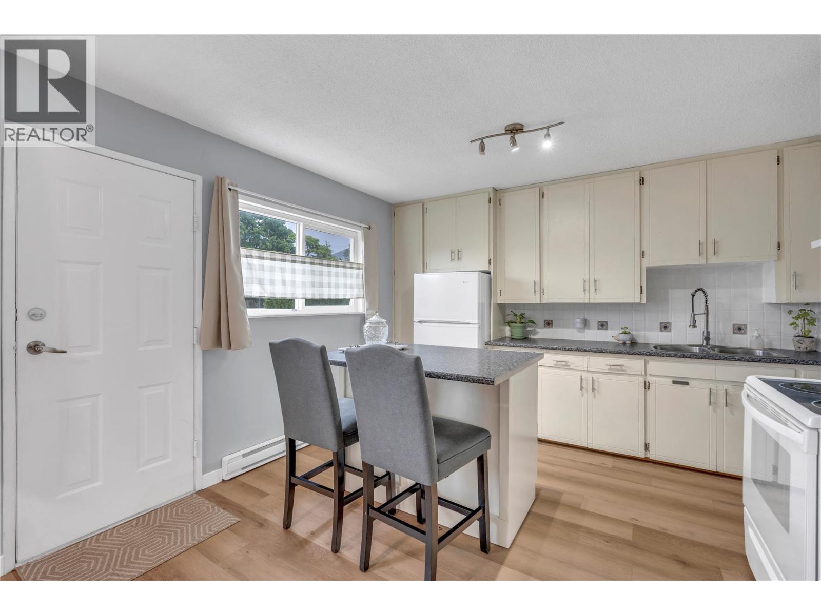 172 Mcgowan Road, Oliver, British Columbia  V0H 1T2 - Photo 6 - 10397323