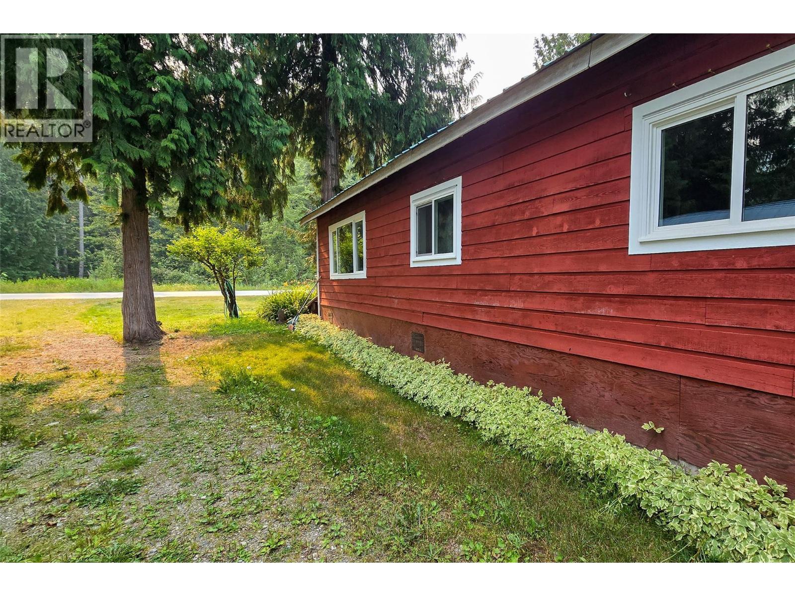 475 Westside Road, Trout Lake, British Columbia  V0G 1R2 - Photo 28 - 10397277