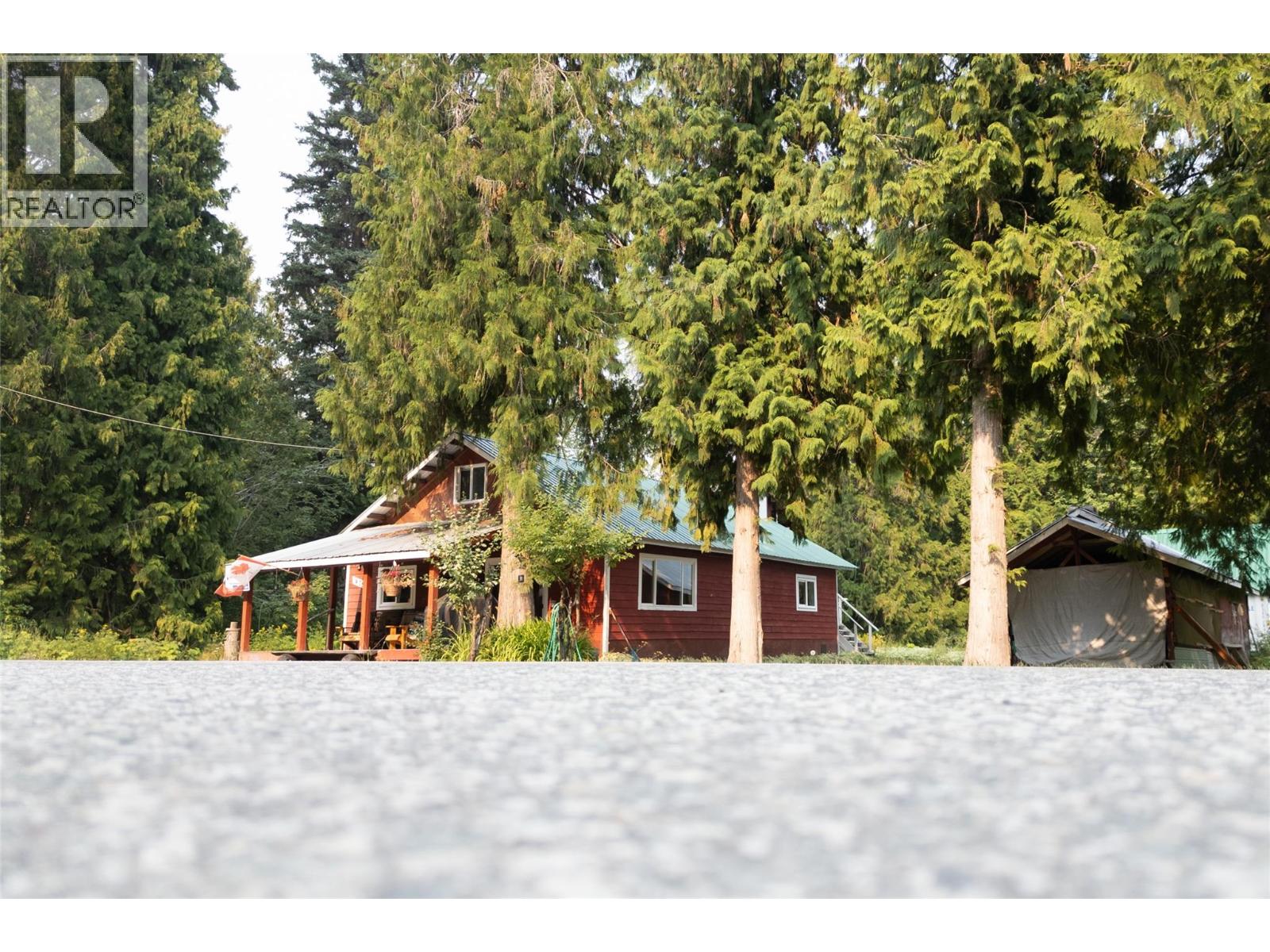 475 Westside Road, Trout Lake, British Columbia  V0G 1R2 - Photo 33 - 10397277