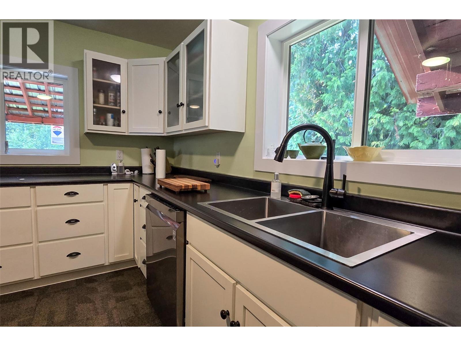 475 Westside Road, Trout Lake, British Columbia  V0G 1R2 - Photo 7 - 10397277