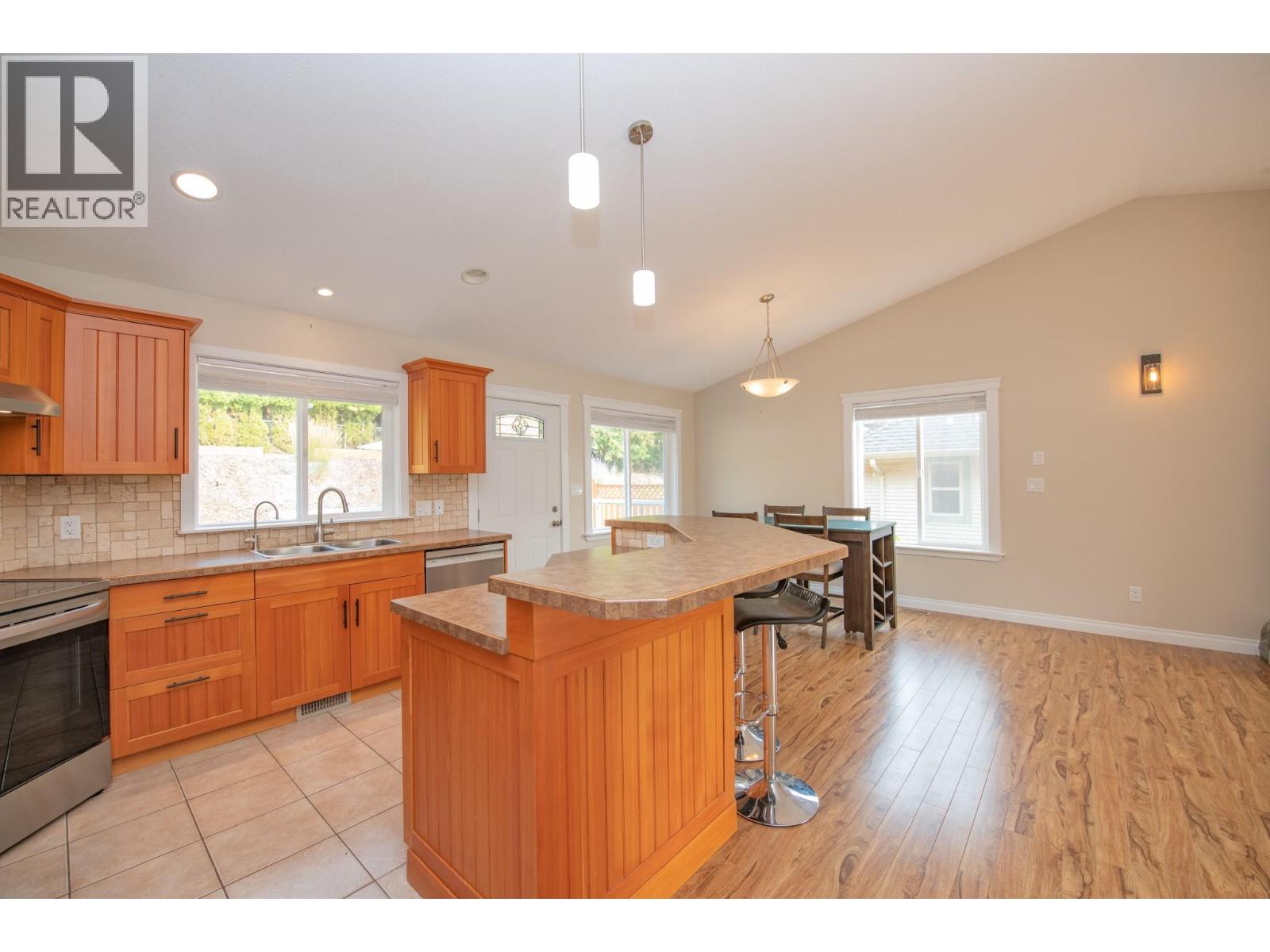 1808 Skyview Crescent, Lumby, British Columbia  V0E 2G0 - Photo 11 - 10396933