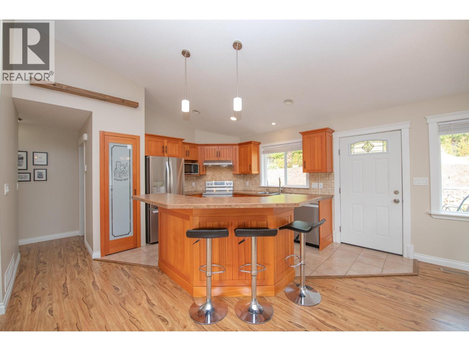 1808 Skyview Crescent, Lumby, British Columbia  V0E 2G0 - Photo 12 - 10396933