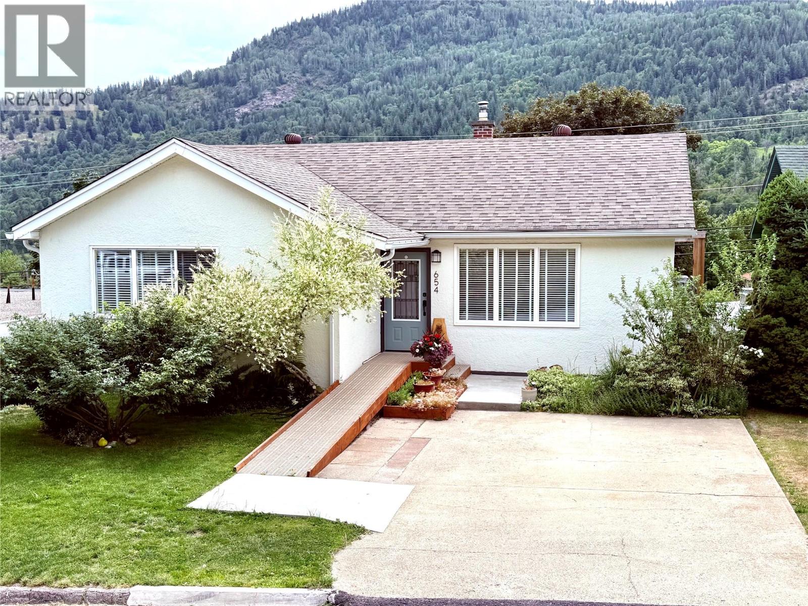 654 Schofield Highway, Warfield, British Columbia  V1R 2G8 - Photo 1 - 10397428