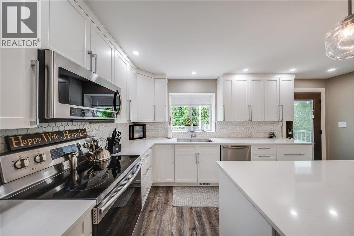 1021 Bridgeview Crescent, Castlegar, British Columbia  V1N 4K9 - Photo 4 - 10397456
