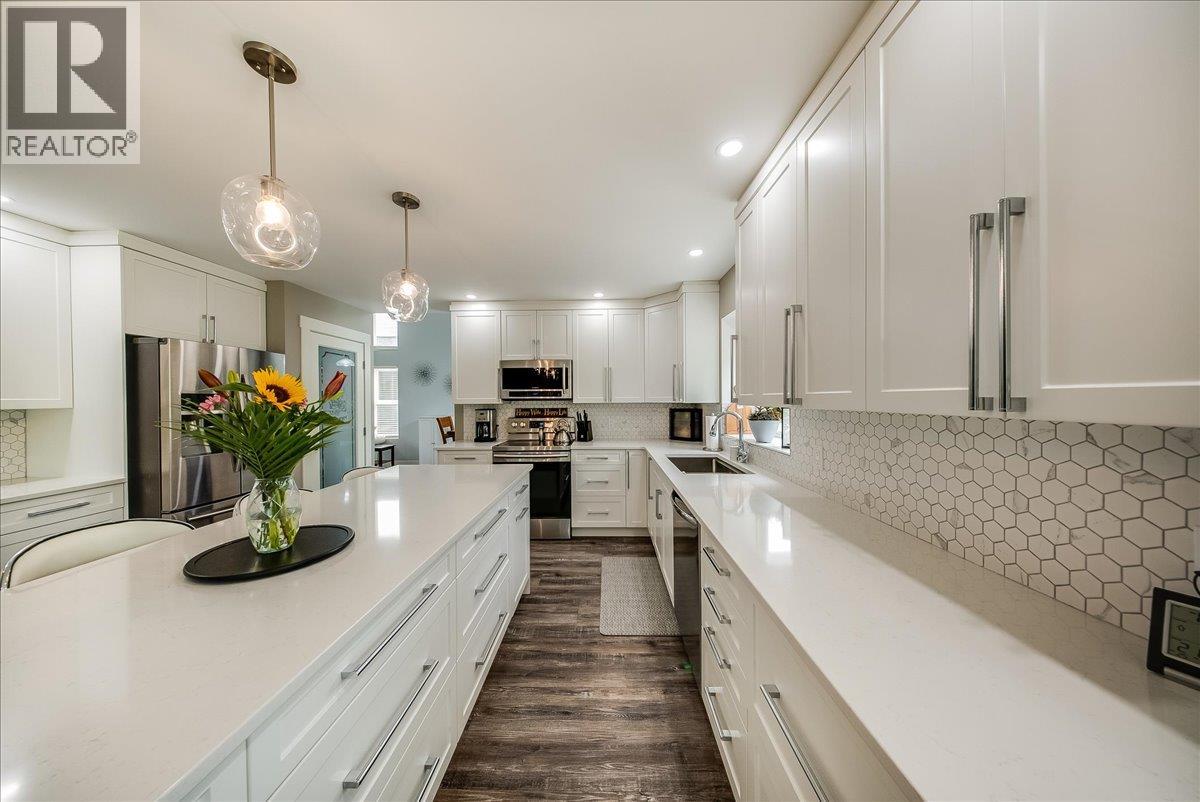 1021 Bridgeview Crescent, Castlegar, British Columbia  V1N 4K9 - Photo 7 - 10397456