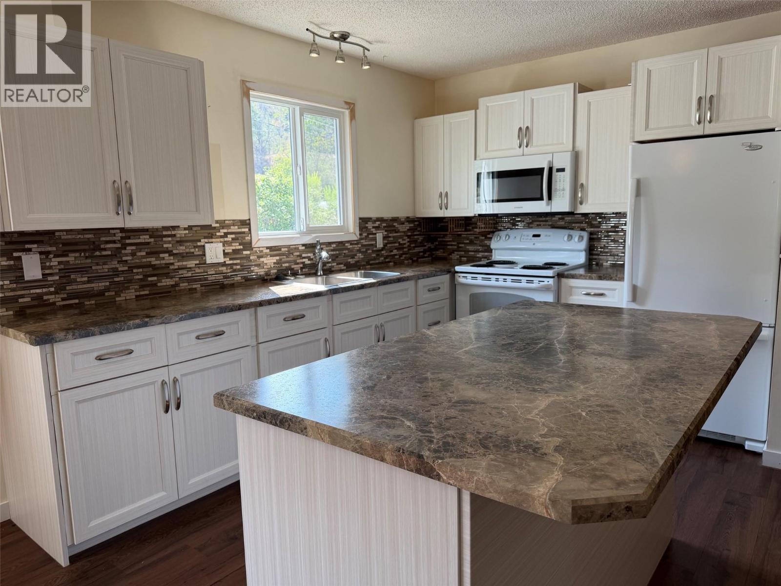 2000 Hollywood Road S, Kelowna, British Columbia  V1X 4P6 - Photo 6 - 10397437