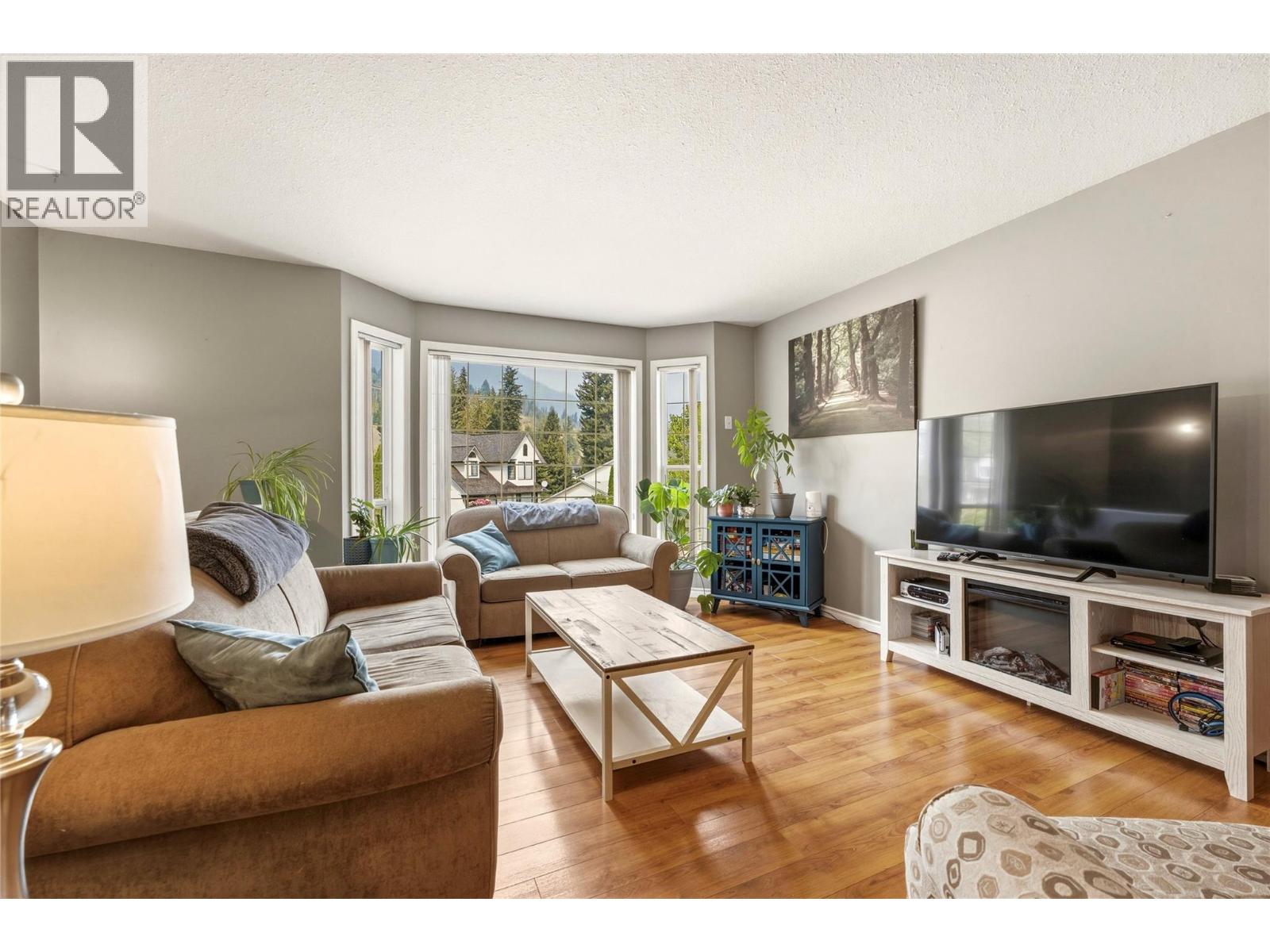 2228 Linea Crescent, Lumby, British Columbia  V0E 2G0 - Photo 4 - 10397493