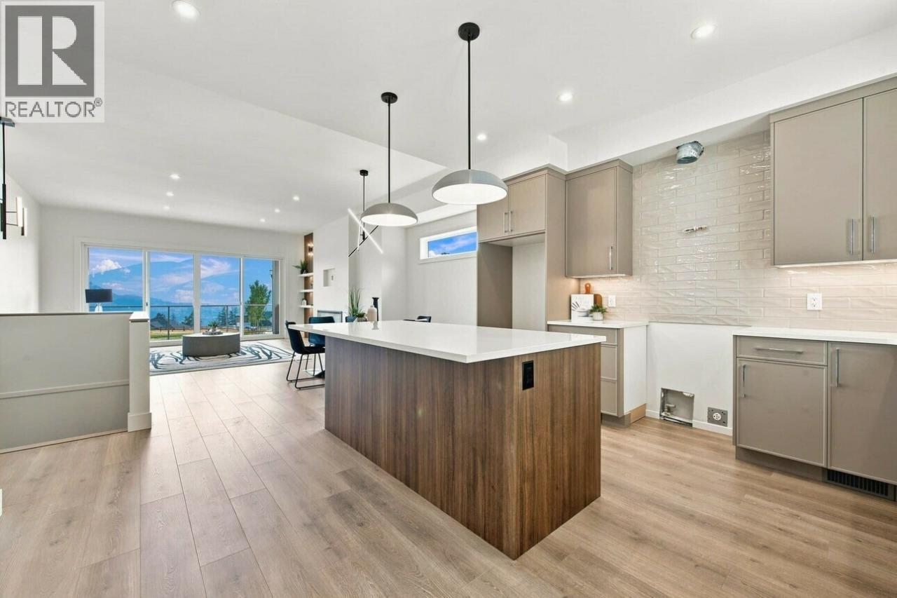 2071 Cortina Drive, Kelowna, British Columbia  V1P 1R3 - Photo 2 - 10397618