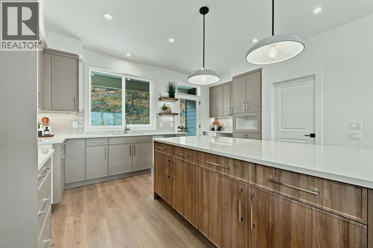2071 Cortina Drive, Kelowna, British Columbia  V1P 1R3 - Photo 4 - 10397618