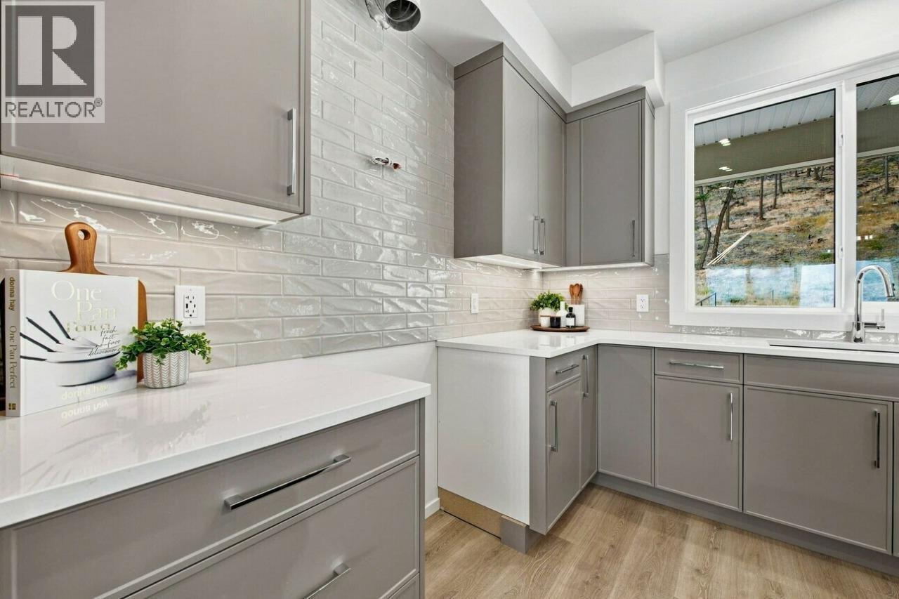 2071 Cortina Drive, Kelowna, British Columbia  V1P 1R3 - Photo 5 - 10397618