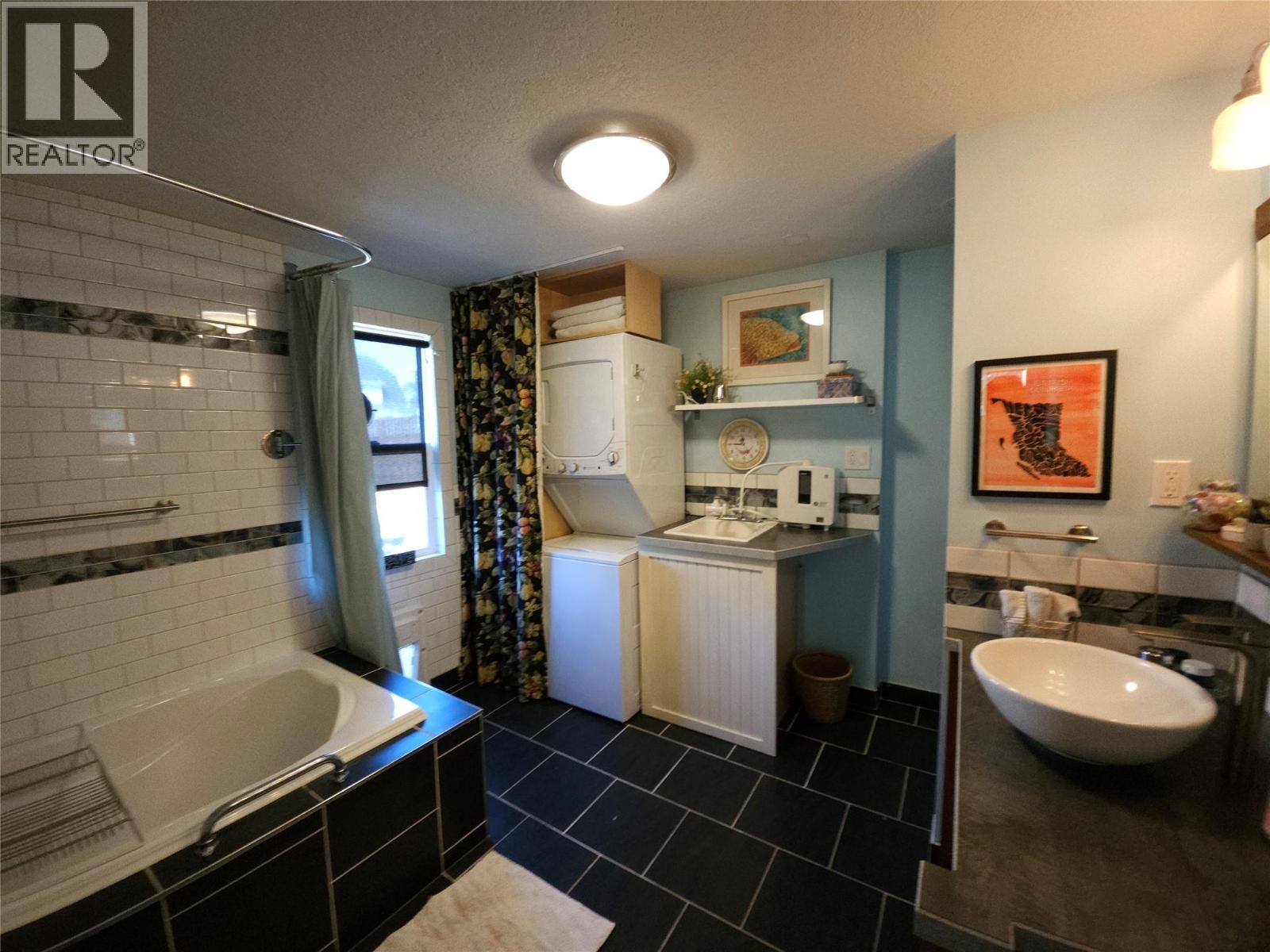 204a 5th Avenue Nw, Nakusp, British Columbia  V0G 1R0 - Photo 14 - 10397563