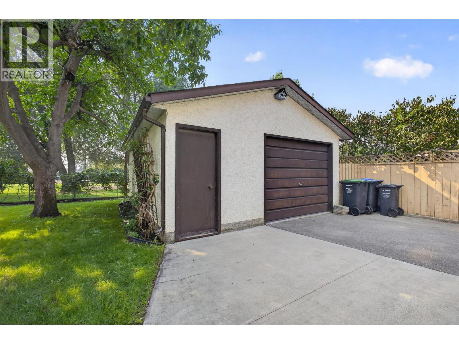 1494/1496 Elm Street, Kelowna, British Columbia  V1Y 3W9 - Photo 8 - 10397379